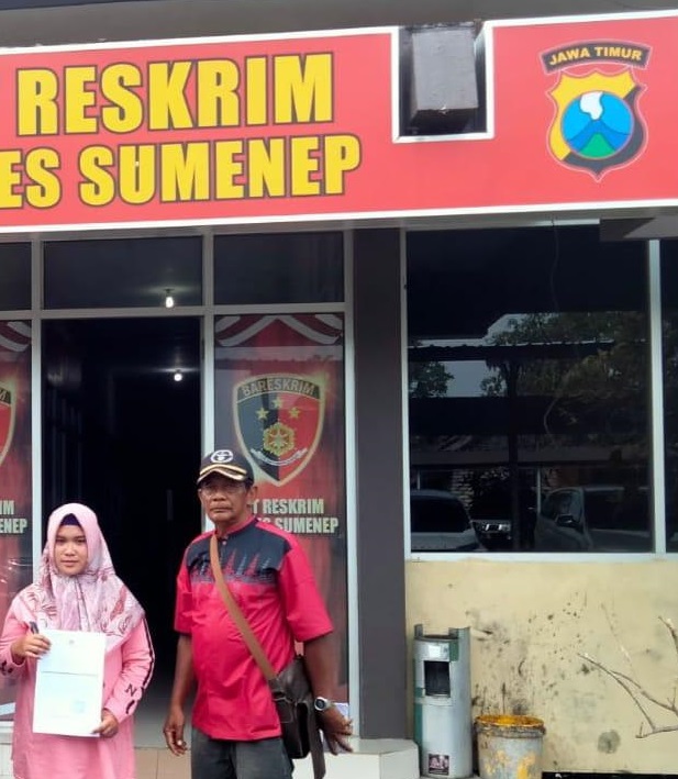 Sarkawi dan korban penganiayaan, Hartani di depan Kantor Polres Sumenep. SP/Ainur Rahman
