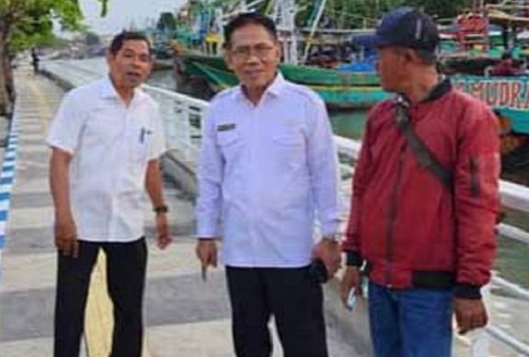 Kepala Dinas Pekerjaan Umum Perumahan Rakyat (PUPR) kota Pasuruan Gustap Purwoko (tengah).