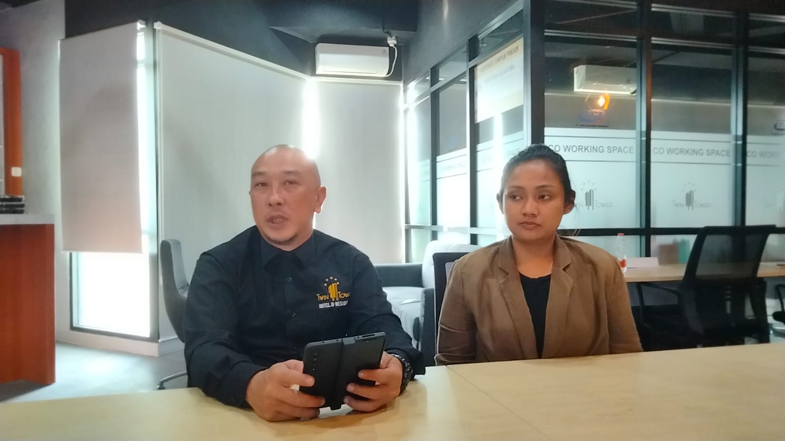 Manager Hotel Twin Tower, Harry Yauwhannes melakukan klarifikasi terkait beberapa poin pemberitaan di beberapa media online yang menurutnya tidak sesuai kode etik.SP/BUDI