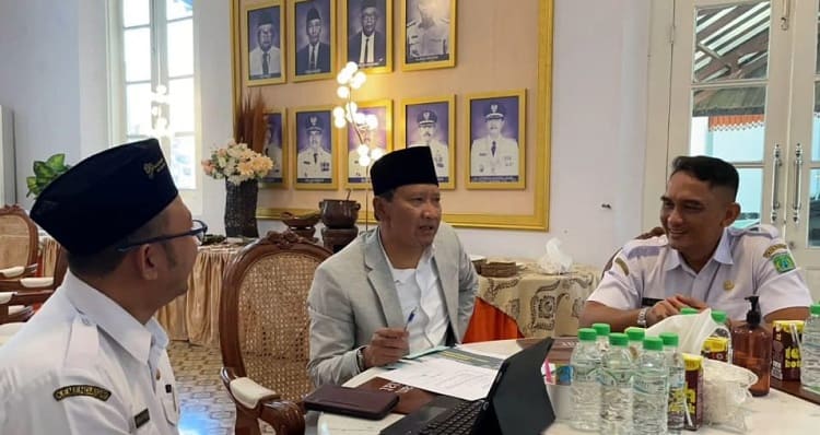 Kepala Bappelitbangda kabupaten Pasuruan Bhakti bersama Bupati.