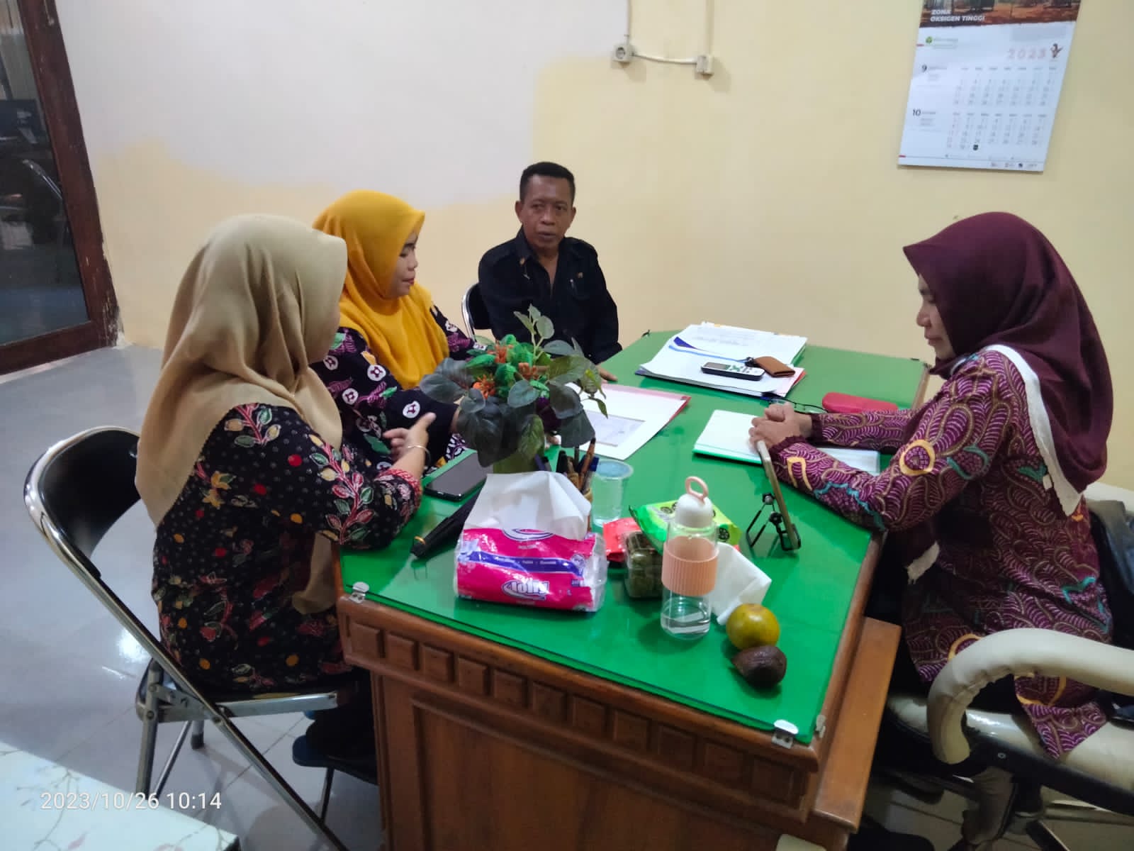 Ketua LPH RI Jatim, Drs. ec. Moh. Anwar, melaporkan dugaan penganiayaan di desa poteran Talango, di ruangan, Kabid P3A Dinsos Kab. Sumenep, (ft. Ainur Rahman/SP)