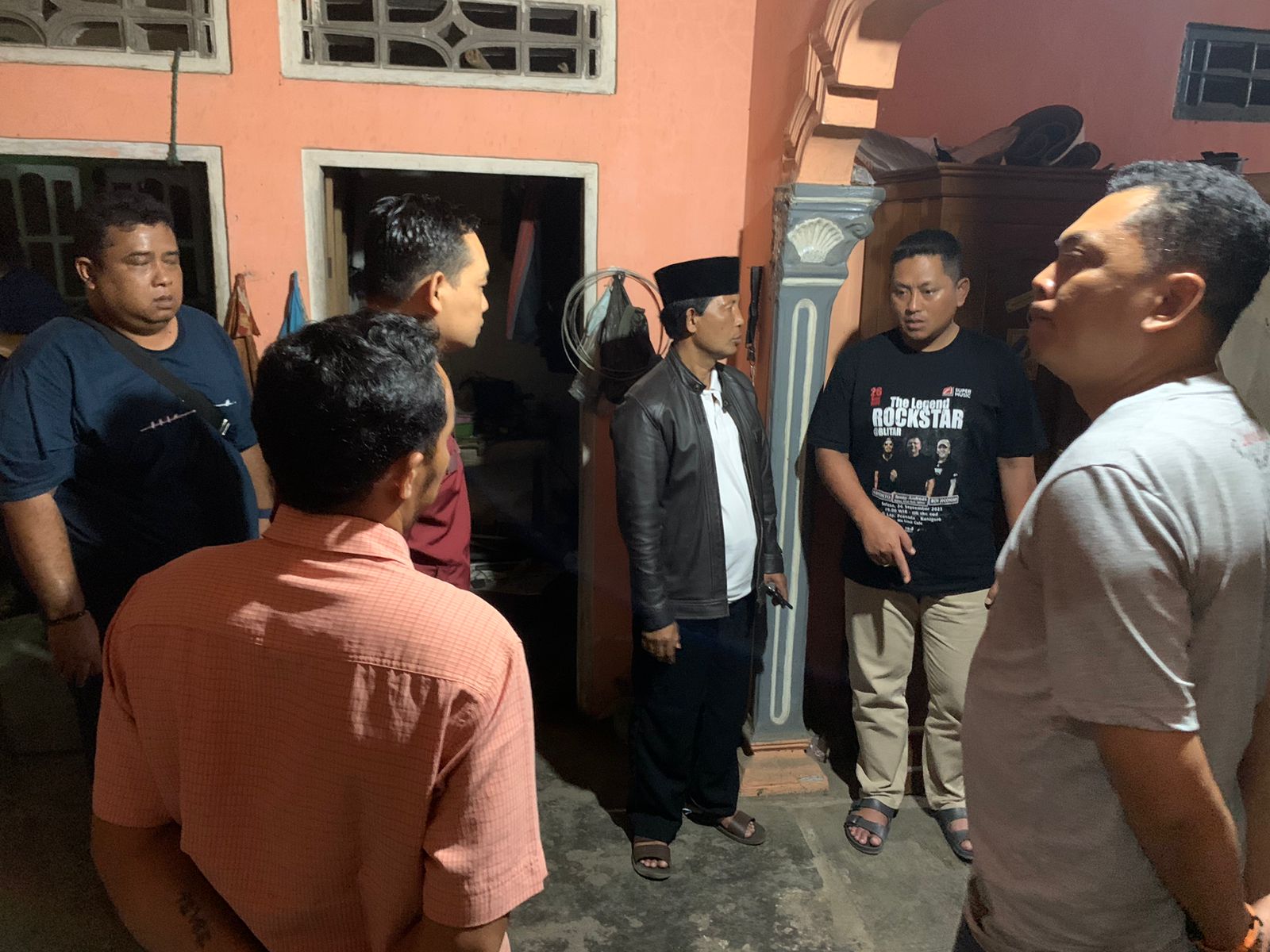 Kapolres Blitar Kota kunjungi tkp rumah Kasiran..di dampingi Kasst Reskrim dn Kapolsèk Nglegok.Kondisi korban..dan Kasiran dalam perawatan. SP/Les