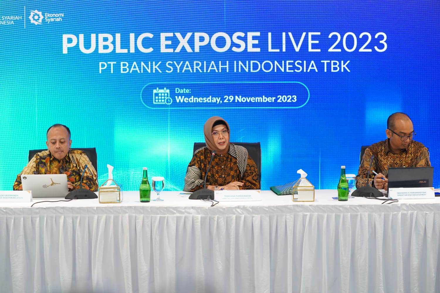 (kiri-kanan) : Head  Investor Relations PT Bank Syariah Indonesia Tbk (BSI) Rizky Budinanda (kiri), Direktur Compliance & Human Capital Tribuana Tunggadewi dan Direktur Risk Management Grandhis H.Harumansyah (paling kanan) saat memaparkan kinerja BSI.