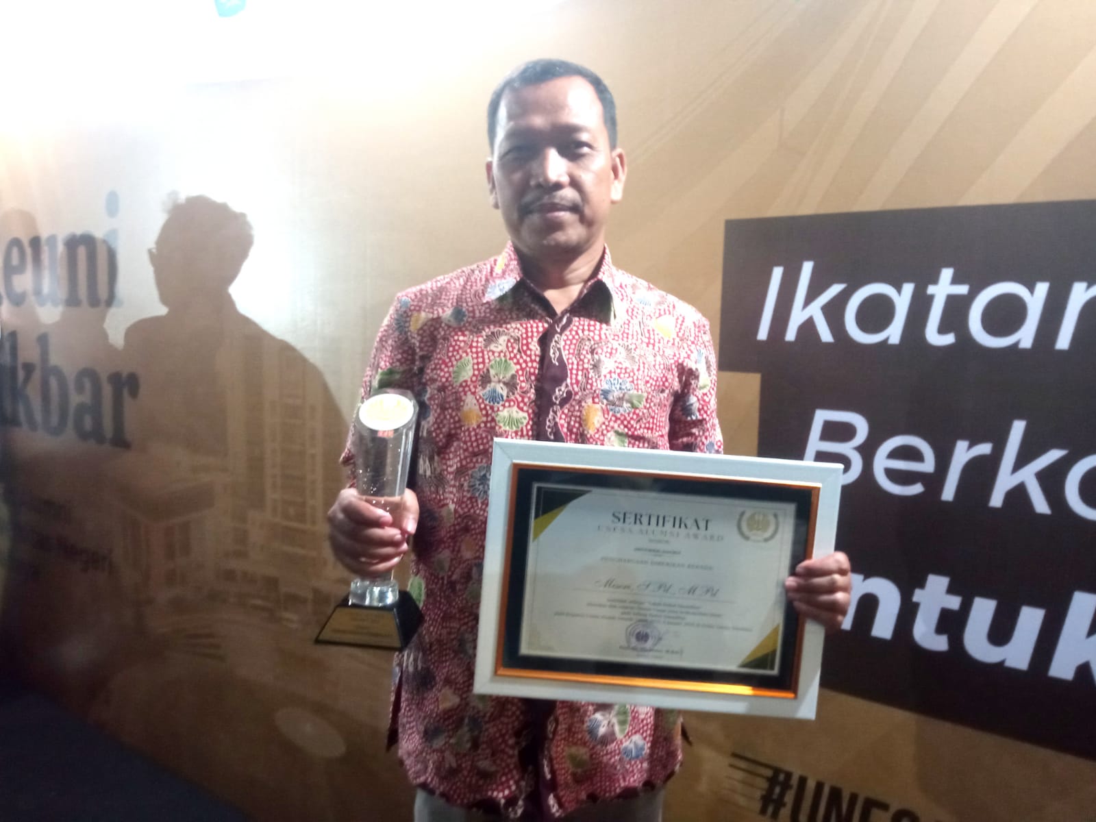 Penghargaan Tokoh Peduli Disabilitas kepada Miseri, Kepala SLB Negeri Gedangan