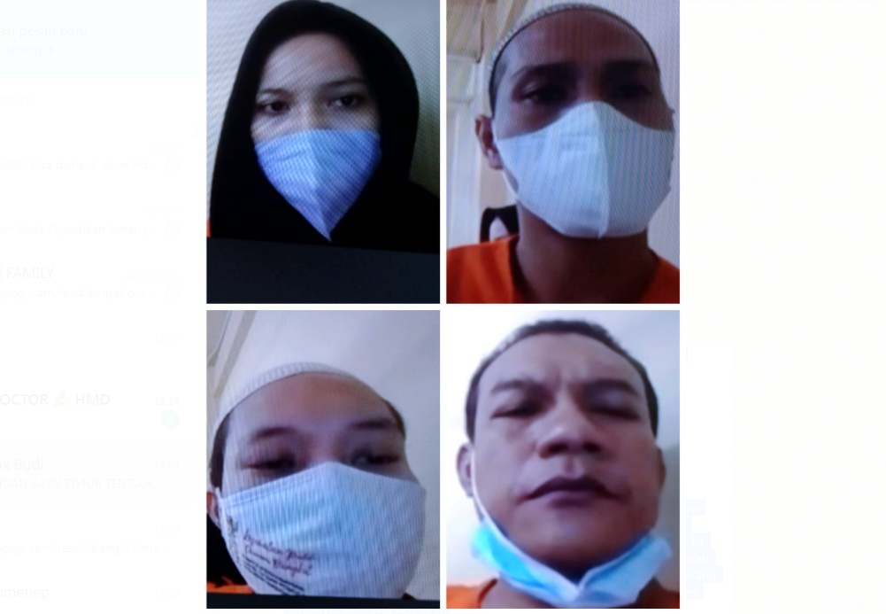 Para terdakwa Desi, Riski, Fikri dan Sutikno,  menjalani sidang agenda pemeriksaan terdakwa di ruang Candra PN.Surabaya, secara online, Senin (20/12/2021).SP/BD