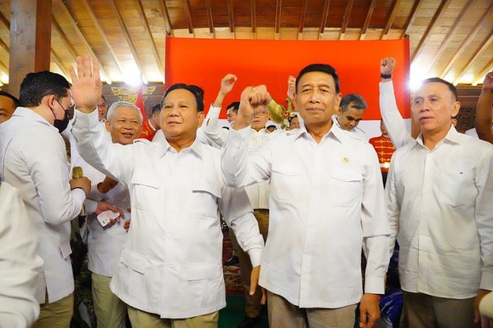 Wiranto bersama Ketua Umum Partai Gerindra Prabowo Subianto di rumah kebangsaan, Senin (1/5/2023). Wiranto ditemui Prabowo Subianto bersama petinggi partai Gerindra lainnya.