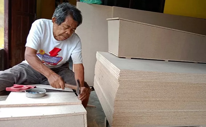 Perajin peti mati, Supono (70) di tempat usahanya  rata-rata bisa menjual 5-6 unit peti mati berbagai ukuran.SP/ANT