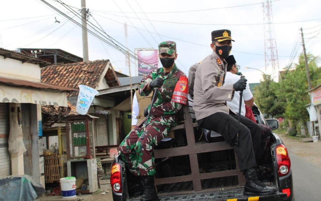 Forkopimda dan sejumlah kiai berkeliling dengan mobil patroli mengimbau masyarakat untuk memakai masker, di Bangkalan, Madura. SP/Li/Musthofa
