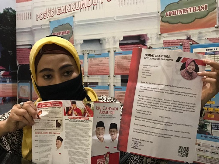 Salah satu warga Bronggalan Sawah, Yanti Mala, menunjukkan direct mail dari Bu Risma. SP/alqomar