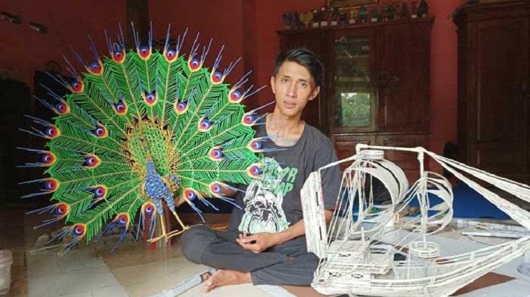 Yulianto dengan salah satu kerajinan tangan dari koran bekas miliknya. SP/ KDR
