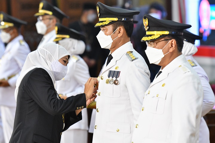 Yuhronur Efendi saat dilantik oleh Gubernur Jatim Khofifah di Grahadi. Sp/Arlana
