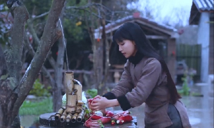 Li Ziqi yang tengah memasak dengan nuasa alam bebas. SP/ CH