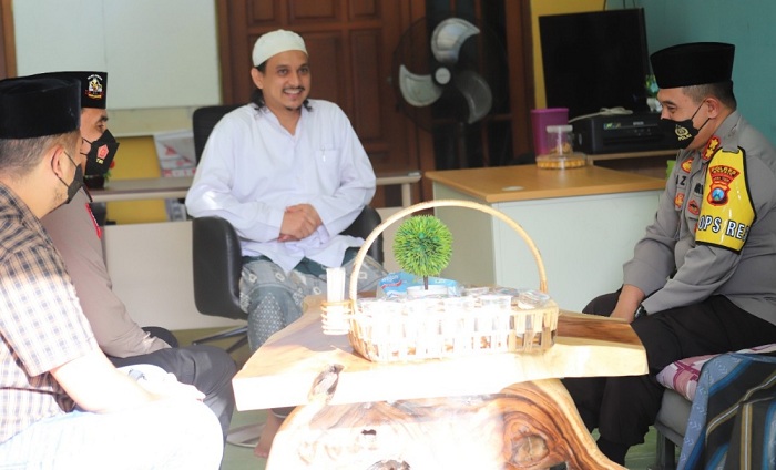 Kapolres AKBP Mochamad Nur Azis saat bersilaturahmi di kediaman Habib Ismail. SP/IST