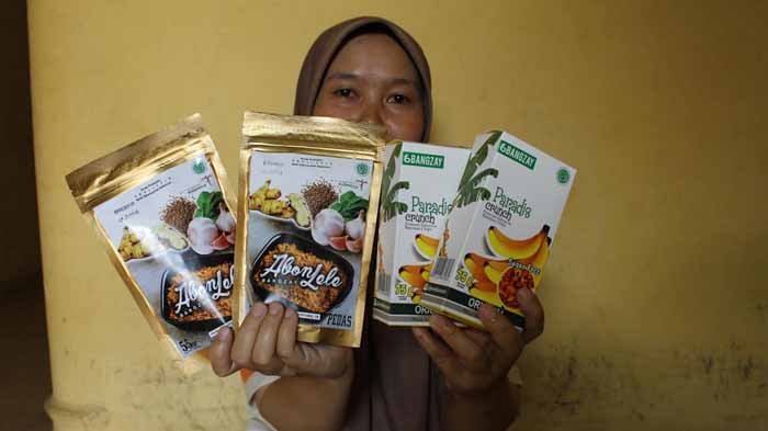 Ibu Masitha menunjukkan produk olahan Abon Lele dan Keripik Pisang Bang Zay yang sudah dikemas. SP/ MLG