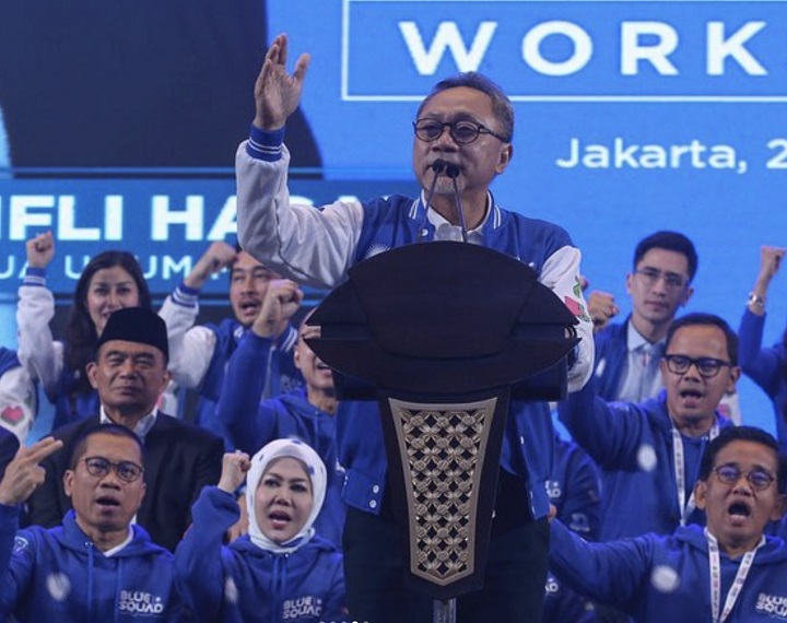 Gaya Ketua Umum PAN, Zulkifli Hasan, yang casual dan sporty saat memimpin acara HUT PAN ke-25, di Jakarta, Senin (28/8/2023).