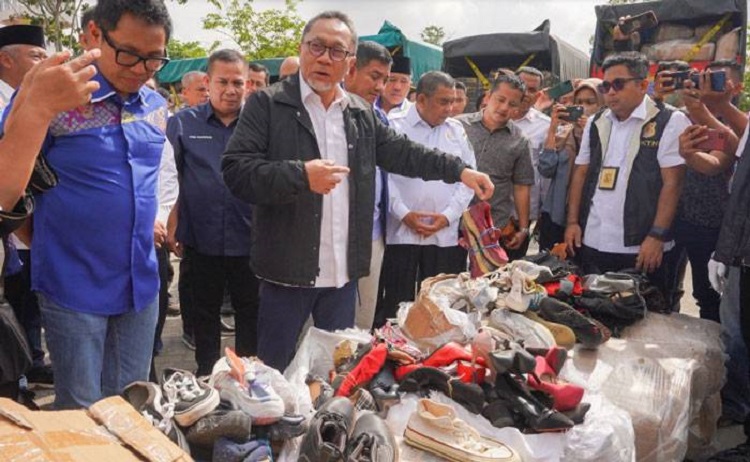 Mendah Zulhas saat ikut memusnahkan 730 Bal barang impor. SP/ Dsy