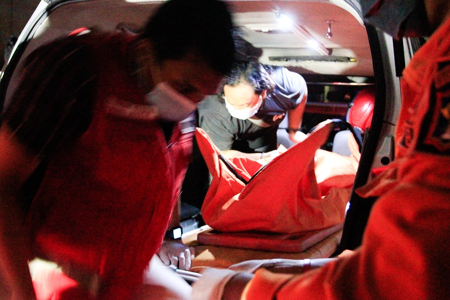 PMI saat mengevakuasi korban bunuh diri, Jum'at (14/10/2022). SP/Ariandi.