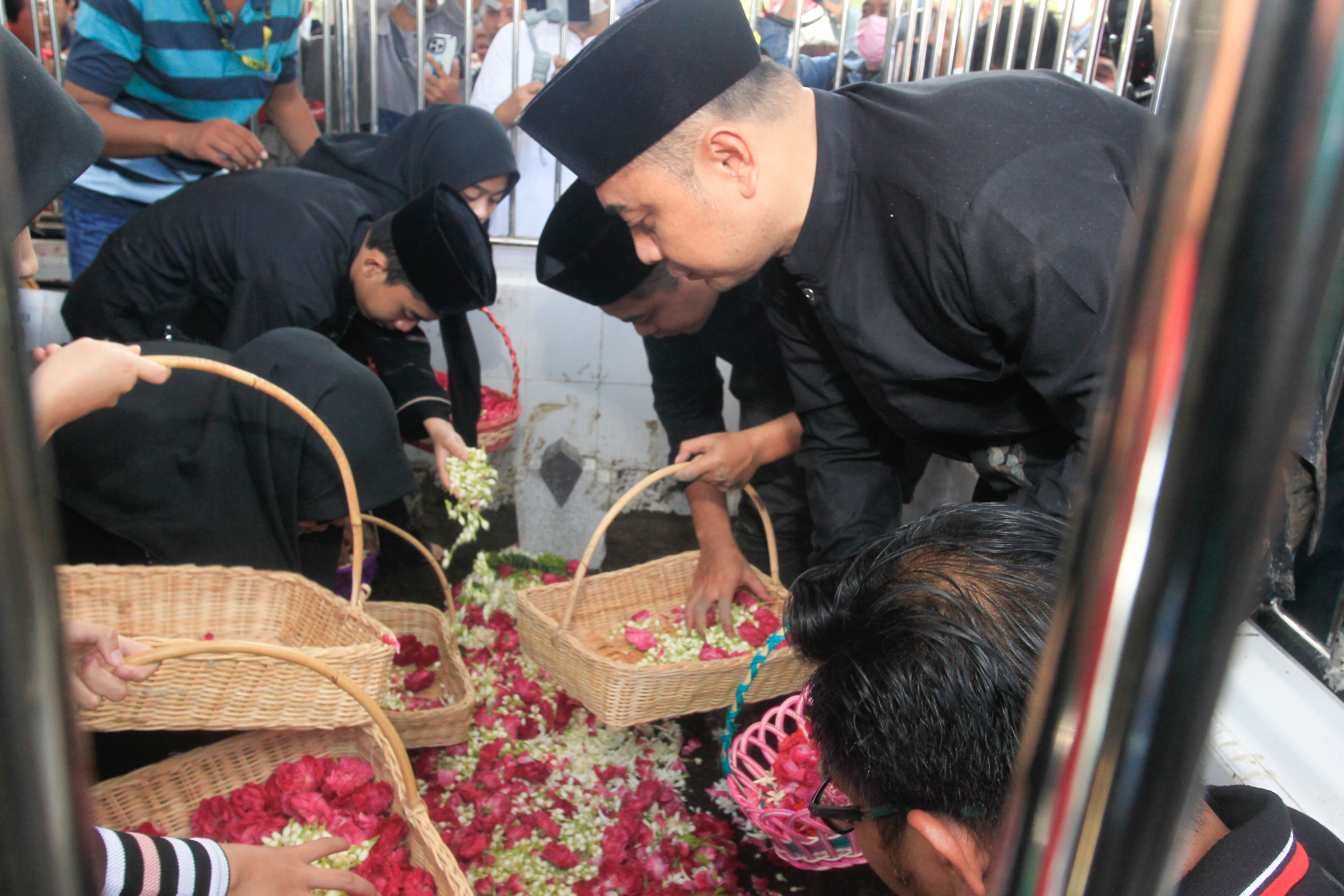 Wali Kota Surabaya saat menaburkan bunga di atas makam sang Ayahanda. SP/Ariandi.