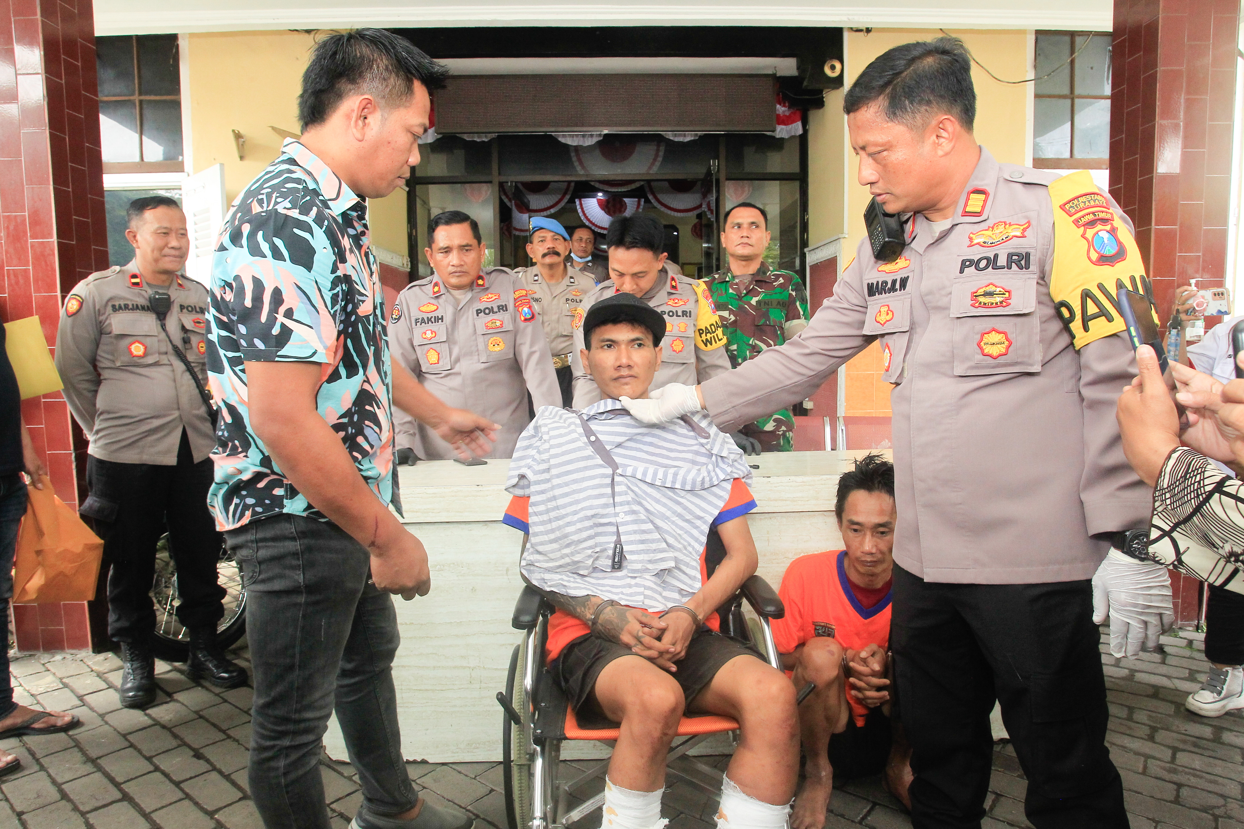 Kapolsek Tegalsari Kompol Imam M didampingi Danramil dan Kasi Humas Polrestabes Surabaya memamerkan tersangka curanmor dan barang bukti. SP/Ariandi.