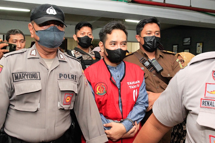 Moch Subechi Azal Tsani (MSAT) alias Mas Bechi usai menjalani sidang pledoi di Pengadilan Negeri Surabaya. SP/ari