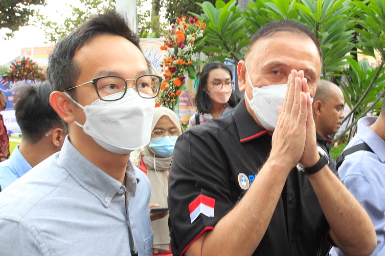 Ketua Umum PSSI Iwan Bule saat mendatangi Polda Jatim, Kamis (20/10/2022). SP/ Ariandi.