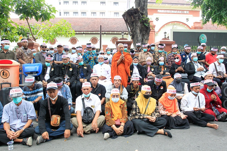 Ratusan anggota PCTA menggelar doa bersama untuk Mas Bechi di depan PN Surabaya, Surabaya, Senin (24/10/2022). SP/Ariandi.