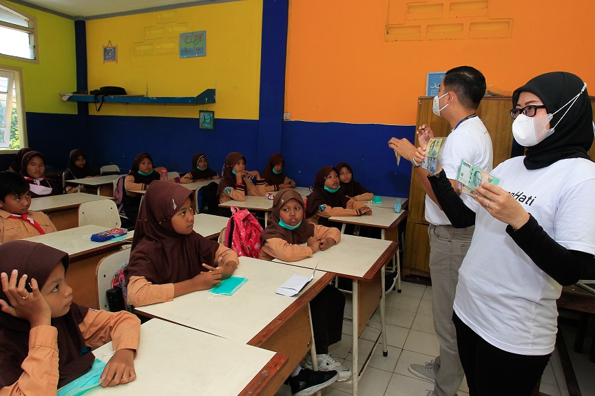 PermataBank saat menggelar program CERITA di SD Benteng Samudra, Kenjeran Surabaya, Jum'at (28/9/2022). Foto: SP/Ariandi.