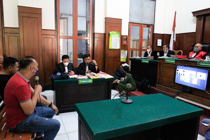 Hermanto Gunawan Poeniman dibantu ketua konsorium (Paguyuban judi) santoso tejo dan budi Hartono (Berkas terpisah) dipengadilan oleh JPU Sulfikar dari kejaksaan Negeri tanjung perak Surabaya  di PN Surabaya, Senin (31/10).SP/ARIANDI