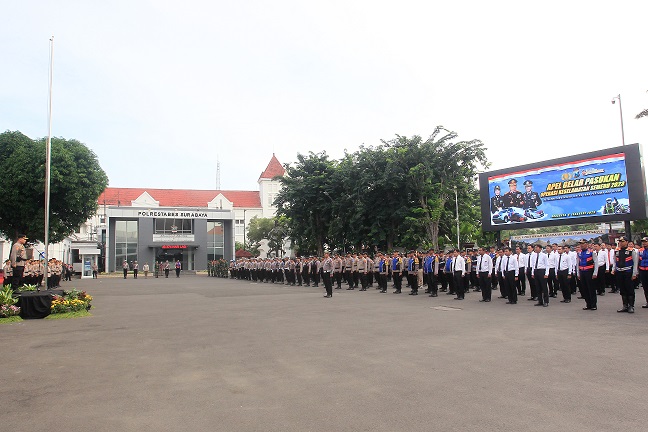 Apel pasukan Operasi Keselamatan Semeru 2023 di lapangan A Polrestabes Surabaya, Senin (06/01/2023). SP/Ariandi.