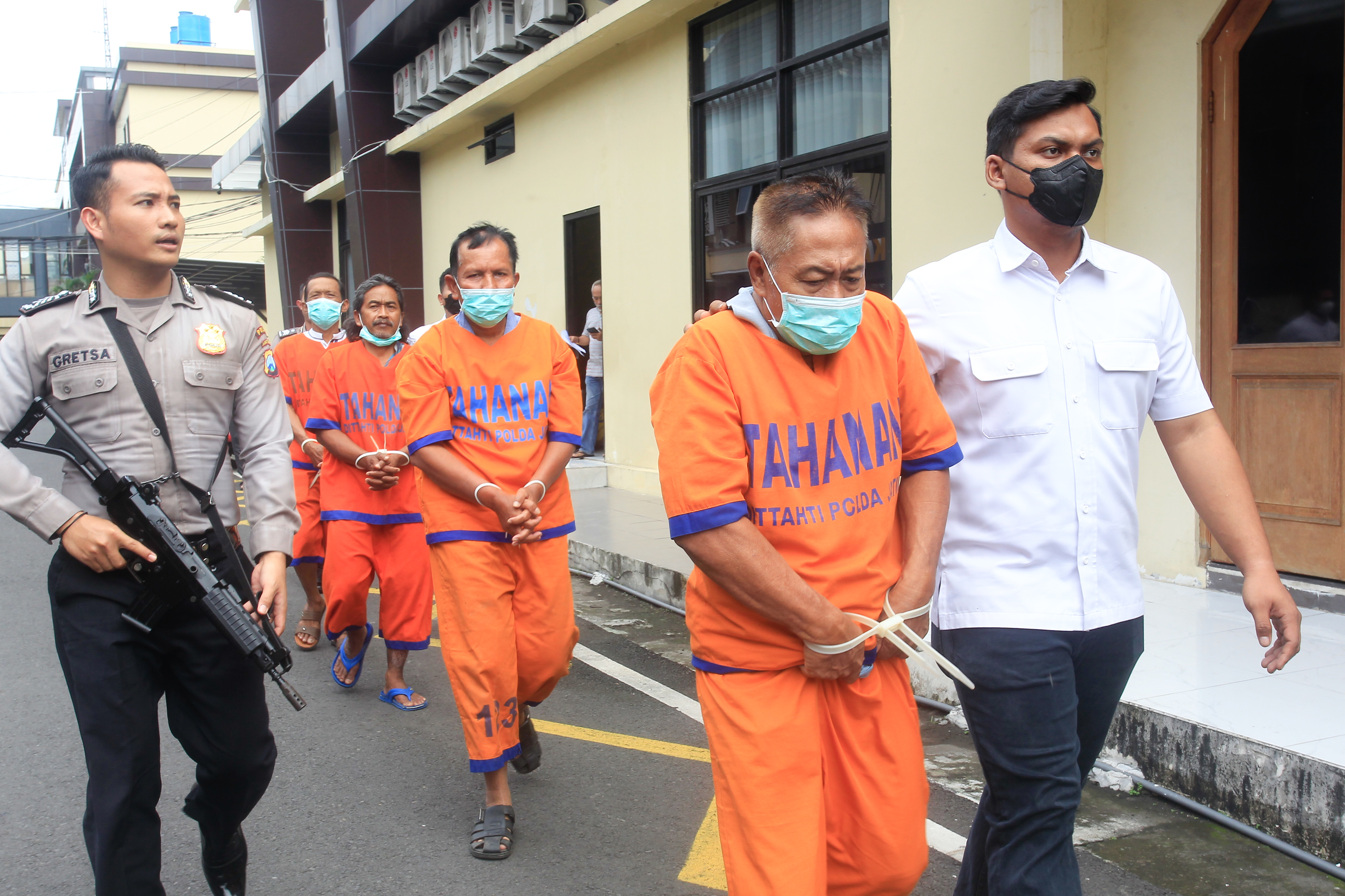 Empat tersangka yang ditangkap anggota Ditreskrimum Polda Jatim. SP/Ariandi.