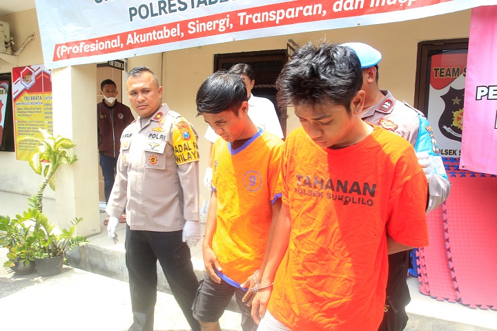 Kedua pelaku saat digelandang petugas. SP/Ariandi