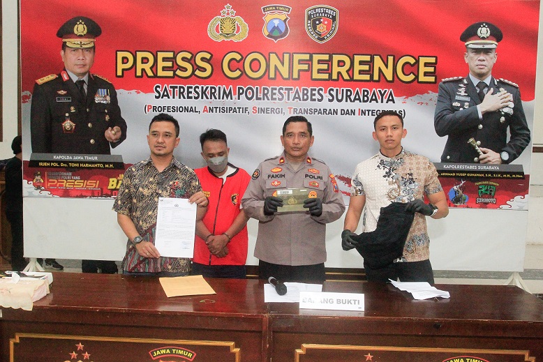 Pelaku curanmor beserta barang bukti saat dipamerkan dalam sesi konferensi pers pada Jum'at (17/2/2023). SP/Ariandi.