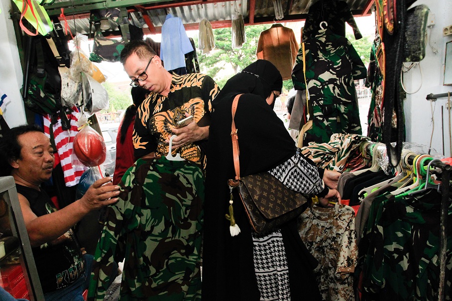 Pedagang baju pahlawan di kawasan pasar Wonokromo Surabaya.