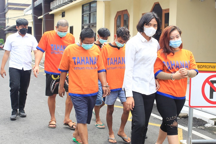 Para tersangka saat digelandang polisi.  Sp/Ariandi