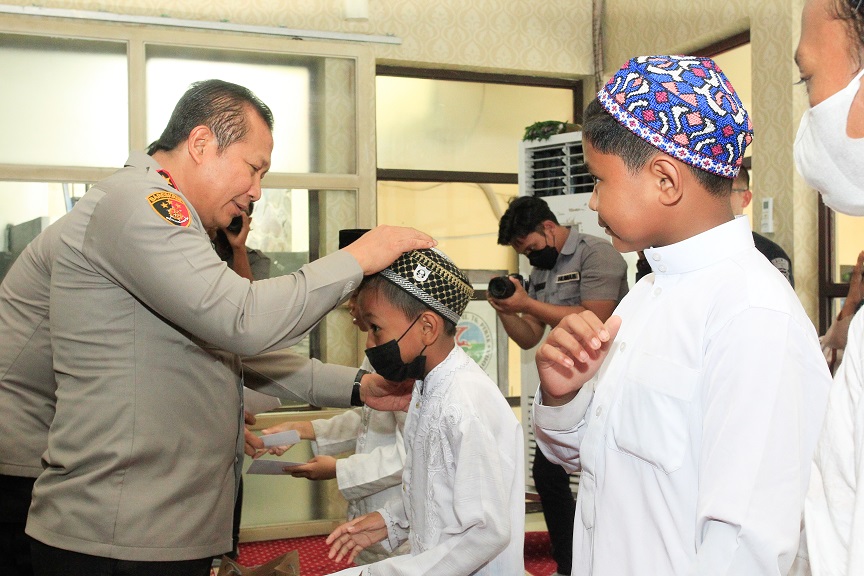 Kapolda Jatim saat memberikan santunan kepada anak yatim dan piatu, Rabu (30/11/2022).