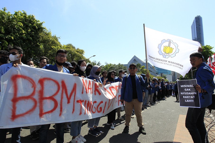Ratusan mahasiswa demo tolak kenaikan harga BBM di depan Gedung Grahadi Surabaya, Rabu (14/9/2022). Foto: SP/Ariandi Kusuma