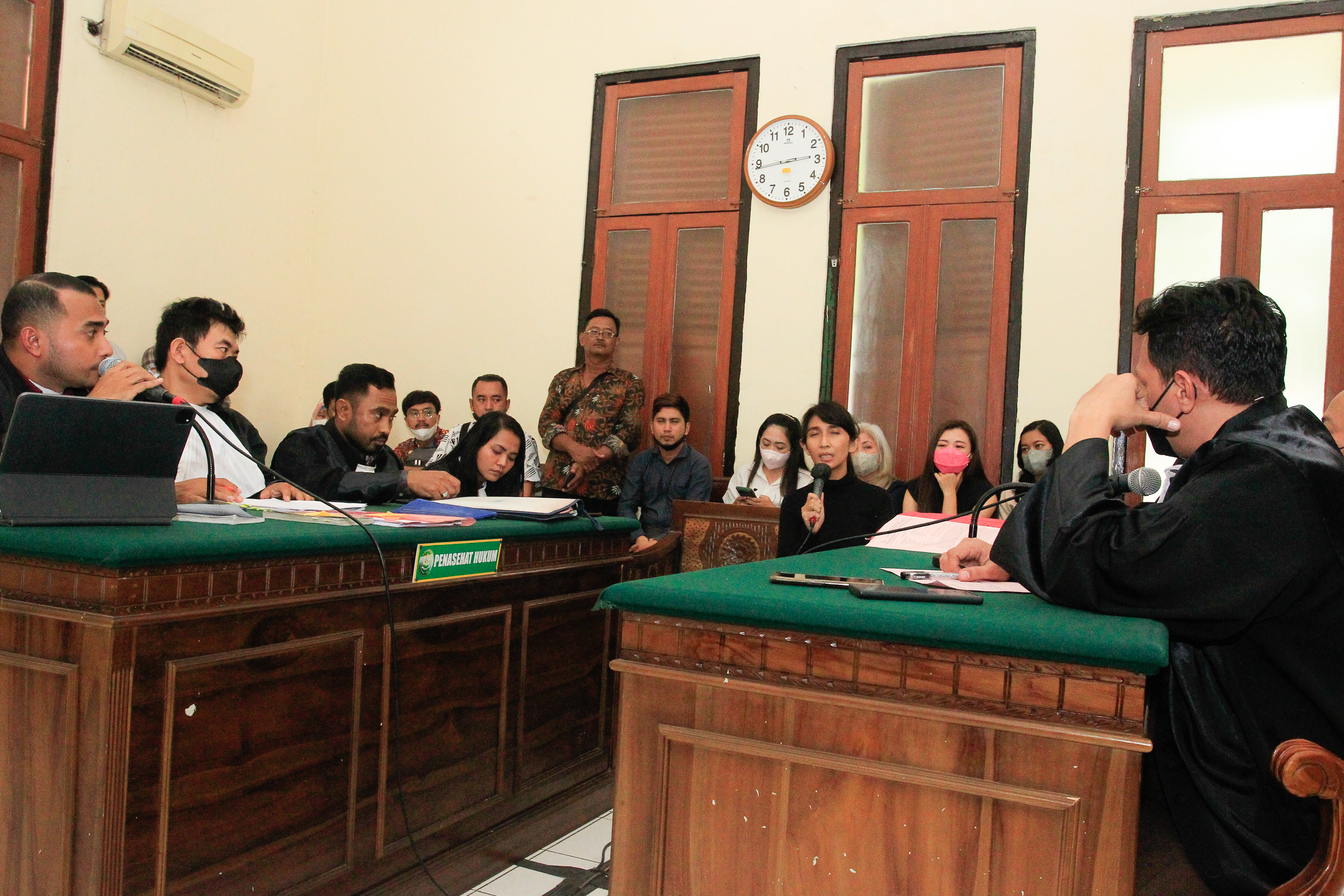 Sidang lanjutan kasus pengeroyokan di Showroom Manna Mobil di PN Surabaya, Senin (19/12/2022). Foto:SP/Ariandi.