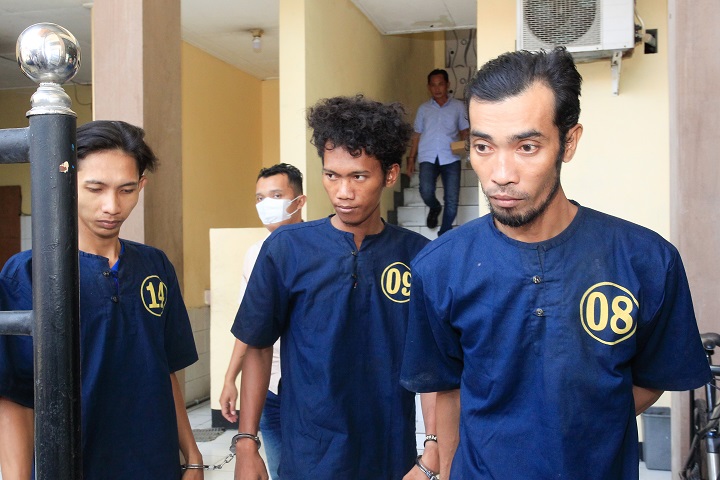 Ketiga pelaku saat digelandang polisi. SP/Ariandi