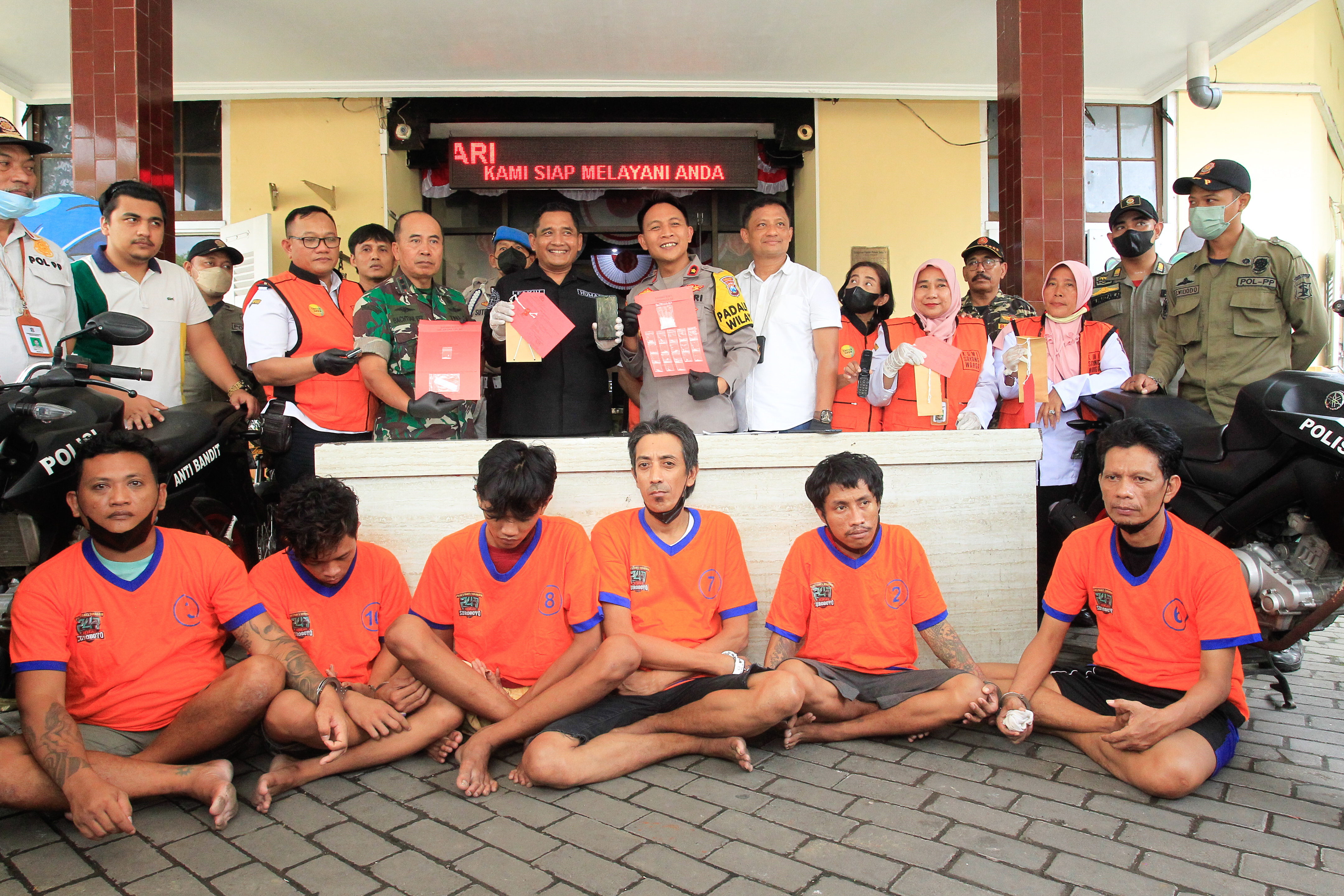 Para tersangka dan barang bukti yang berhasil diamankan oleh anggota Unit Reskrim Polsek Tegalsari. 