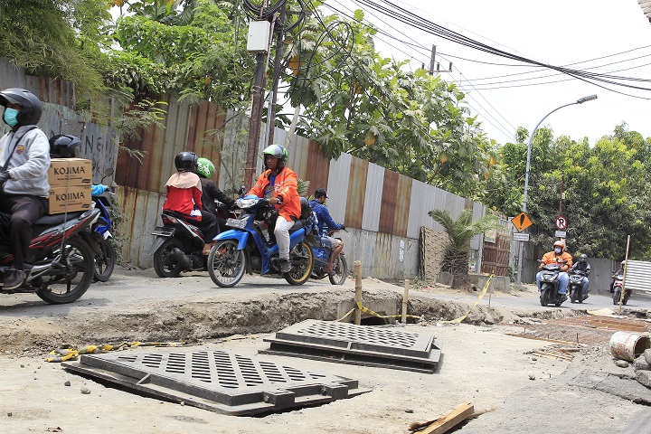 Pembangunan box culvert atau gorong-gorong menjelang musim hujan oleh Pemkot Surabaya di Ketintang Madya, Rabu, (21/09/2022) belum tuntas pengerjaannya. Banyak warga pun protes karena kemacetan. SP/aAriandi