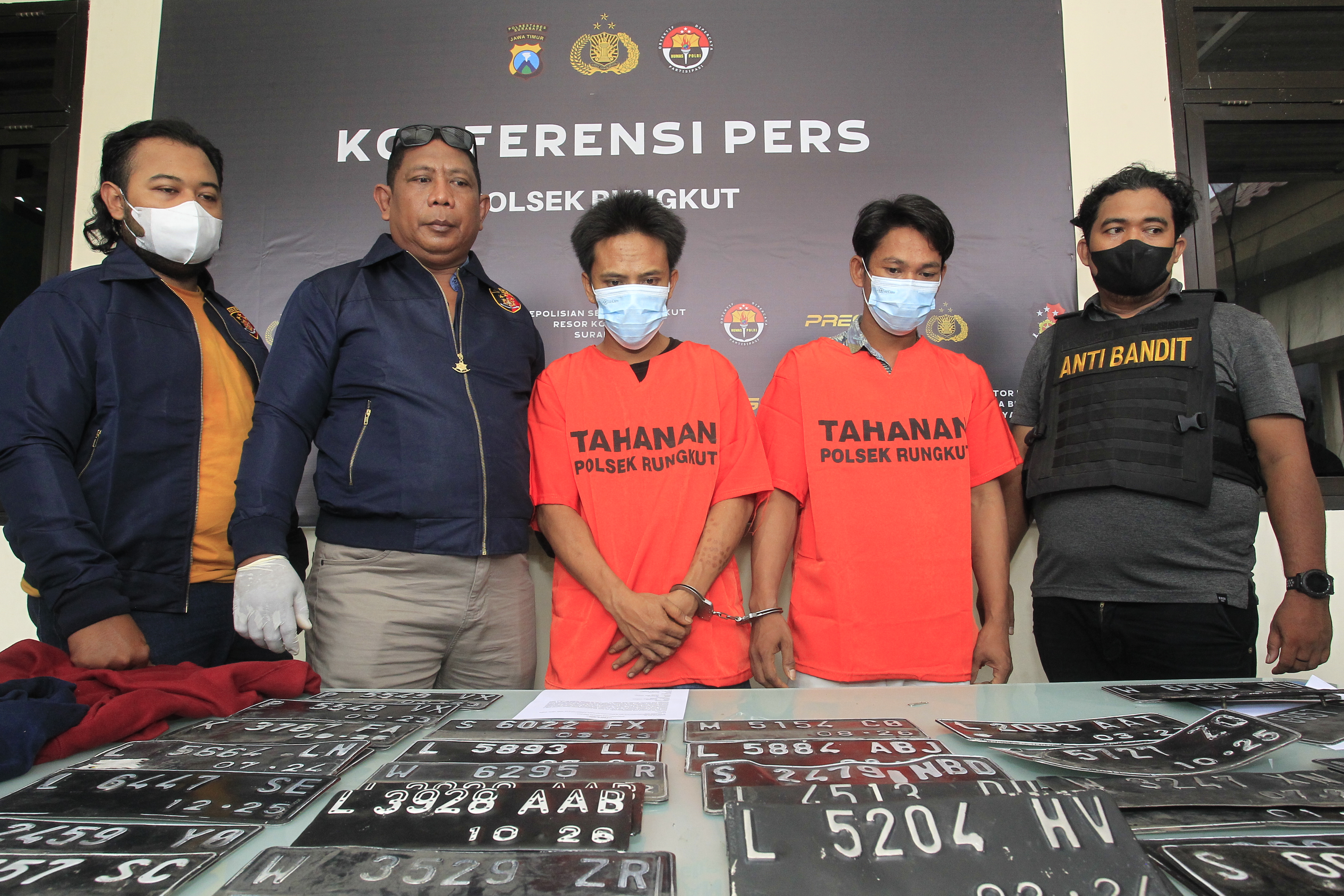 Tersangka dan barang bukti puluhan nopol yang berhasil diamankan Unit Reskrim Polsek Rungkut. SP/Ariandi.