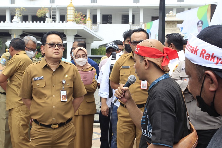 Sekdaprov Jatim Adhy Karyono saat menemui Komunitas Perternak Unggas Nasional Mandiri UMKM di Kantor Gubernur Jawa Timur, Surabaya, Selasa (4/10/2022). 