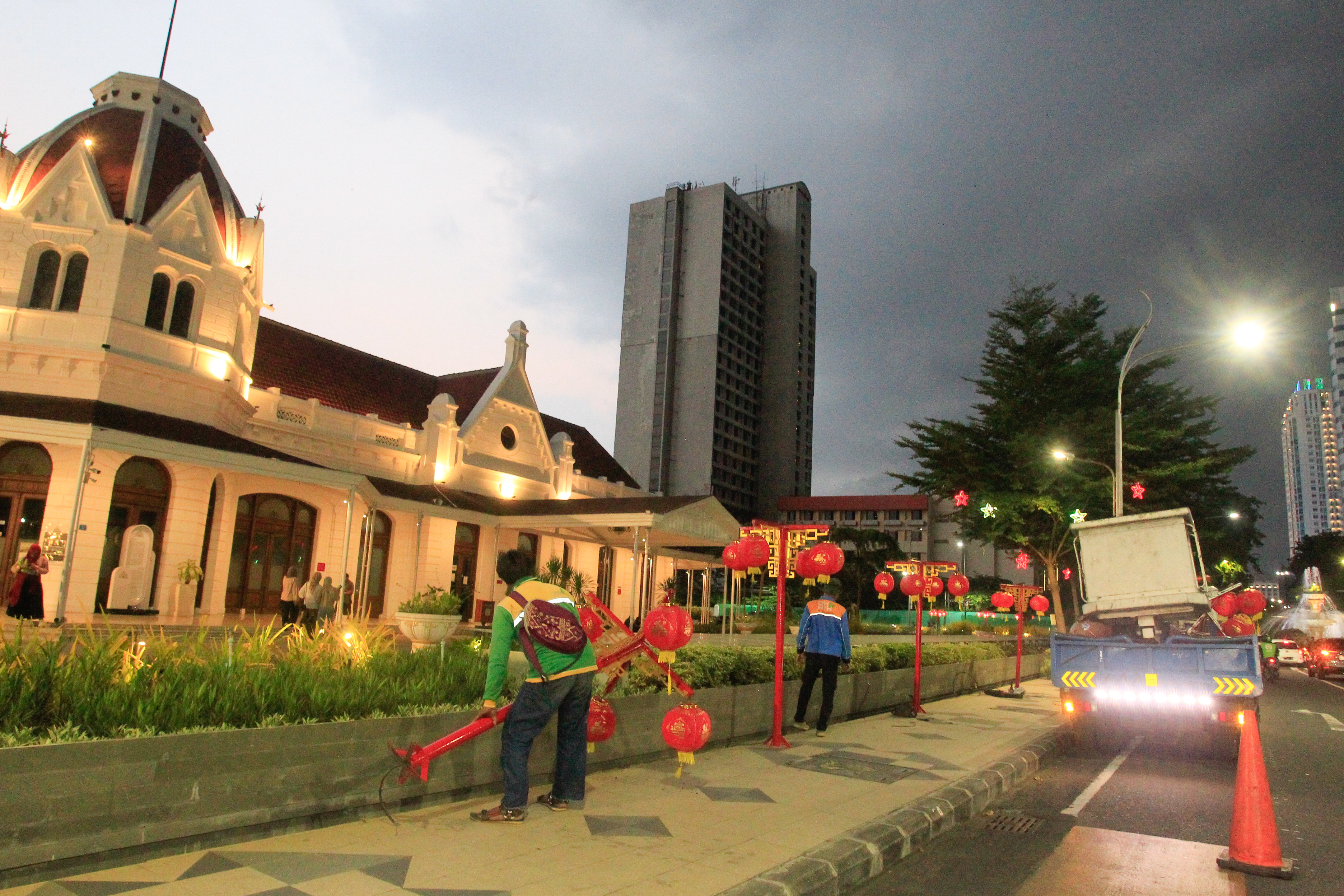 Pemasangan ornamen khas pecinan di kawasan Alun - alun Kota Surabaya, Jum'at (13/1/2023). SP/Ariandi.