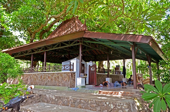 Makam Buyut Sayu Atikah di Bukit Giri