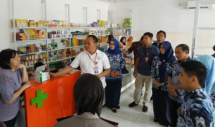 Warga menyerbu sejumlah apotek untuk membeli obat-obatan dan multivitamin yang membuat pasokaan obat dan vitamin menjadi minim.
