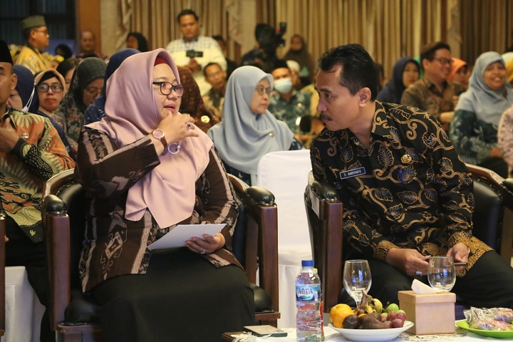 Wabup Gresik Aminatun Habibah bersama Kadispendik Gresik S Hariyanto saat launching perpustakaan digital. SP/Grs