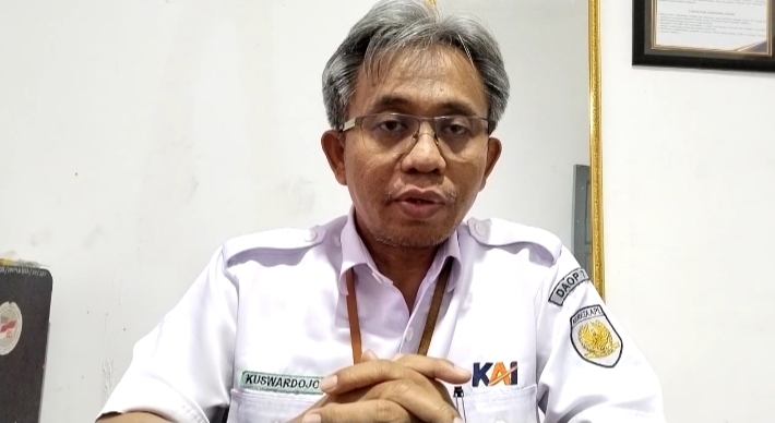 Kuswardoyo selaku Manager Humas KAI Daop 7 Madiun saat memberikan keterangan. SP/Lestariono