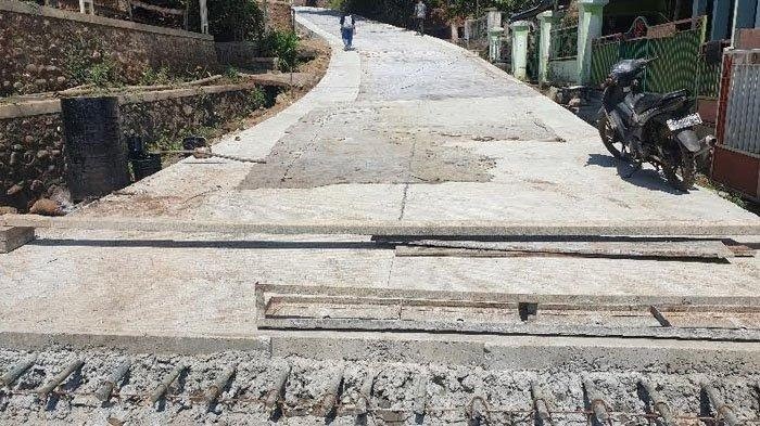 Salah satu pengerjaan infrastruktur di Kabupaten Mojokerto, jalan beton menuju di Desa Kalikatir-Desa Begaganlimo, Kecamatan Gondang.