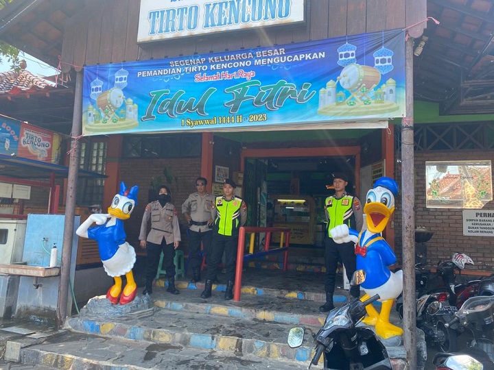 Anggota Polres Pasuruan kota saat pengamanan salah satu tempat wisata.