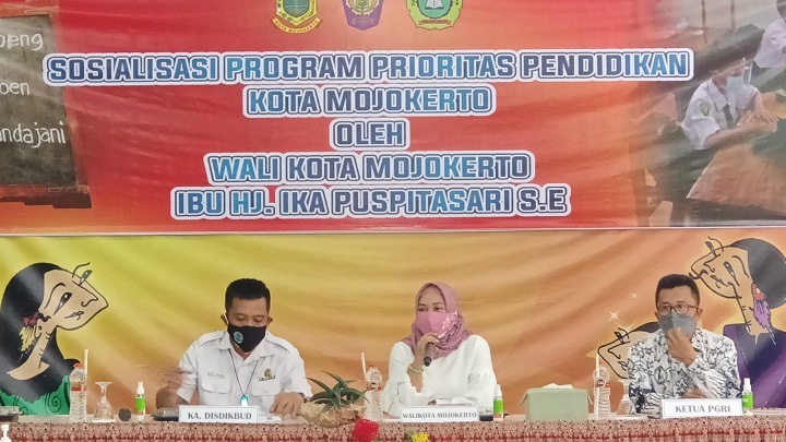 Wali Kota Mojokerto, Ika Puspitasari saat sosialisasi program prioritas pendidikan Kota Mojokerto, di SMPN 4 Kota Mojokerto, Rabu (15/9) siang. SP/ Dwy AS